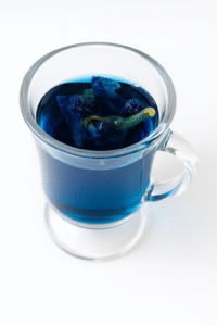 infusion « Éclat céleste » fleurs de pois papillon, coco séchée, mûres blanches, aloe vera séchés infusion « Éclat céleste » fleurs de pois papillon, coco séchée, mûres blanches, aloe vera séchés