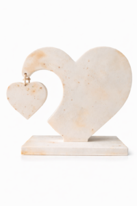 Décoration double cœur artisanale Cœur décoratif artisanal blanc moucheté avec petit cœur suspendu, création en résine sur socle,