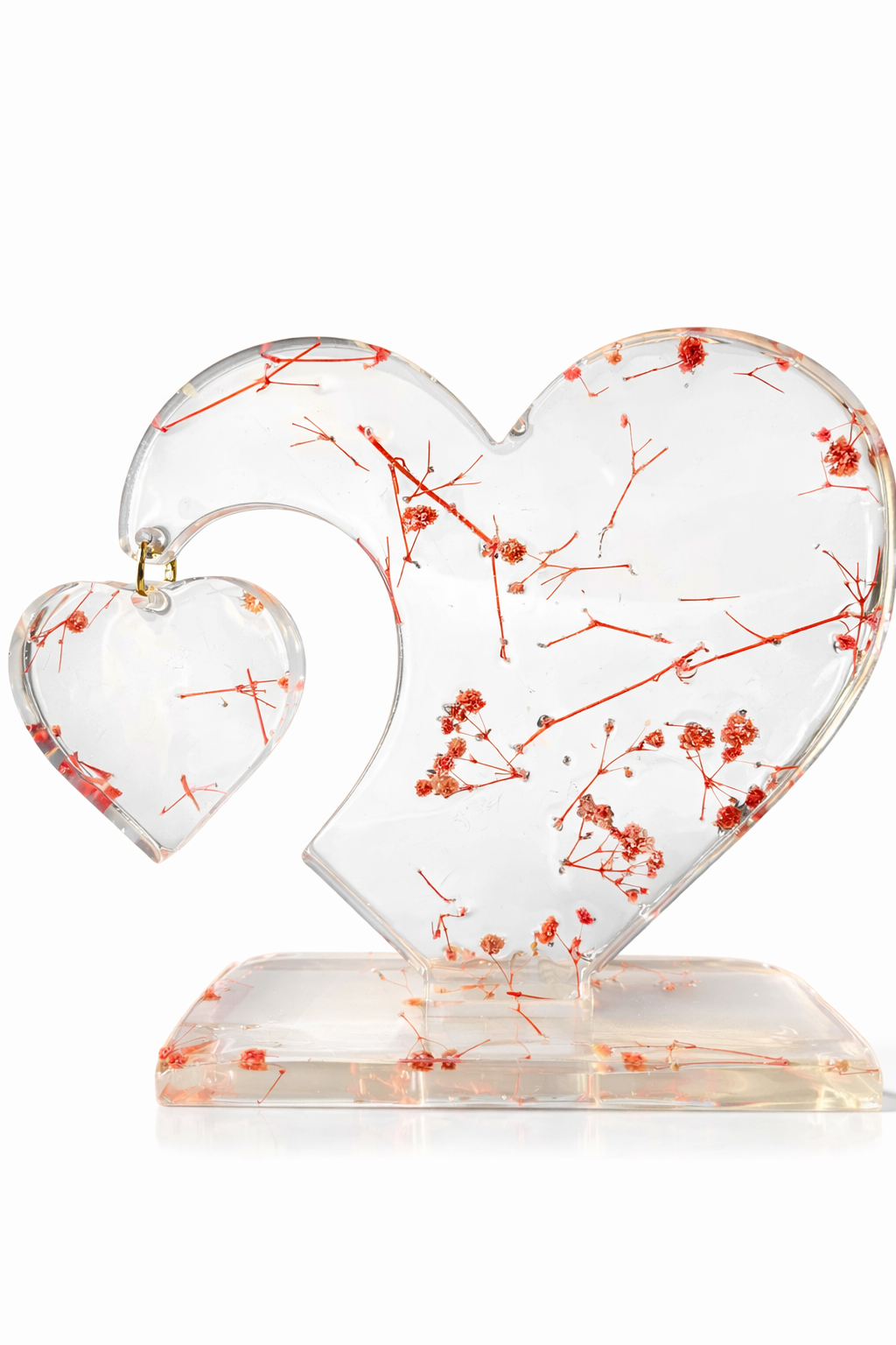 Décoration cœur en résine transparente avec fleurs rouges séchées, double cœur artisanal posé sur socle – création artisanale.