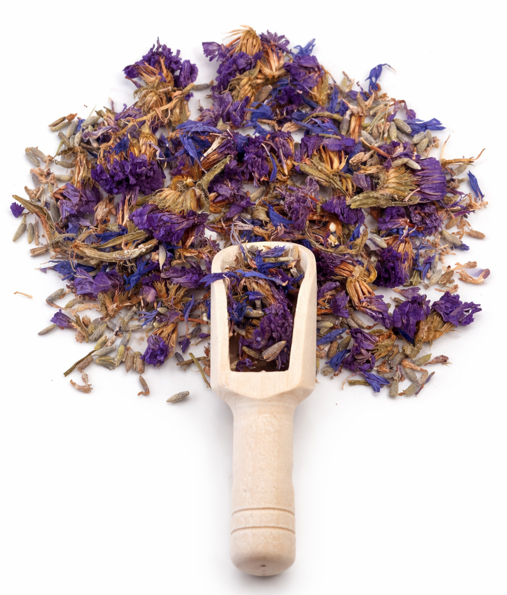 Mélange de fleurs séchées myosotis bleuet et lavande, prêt à être utilisé pour une infusion relaxante.