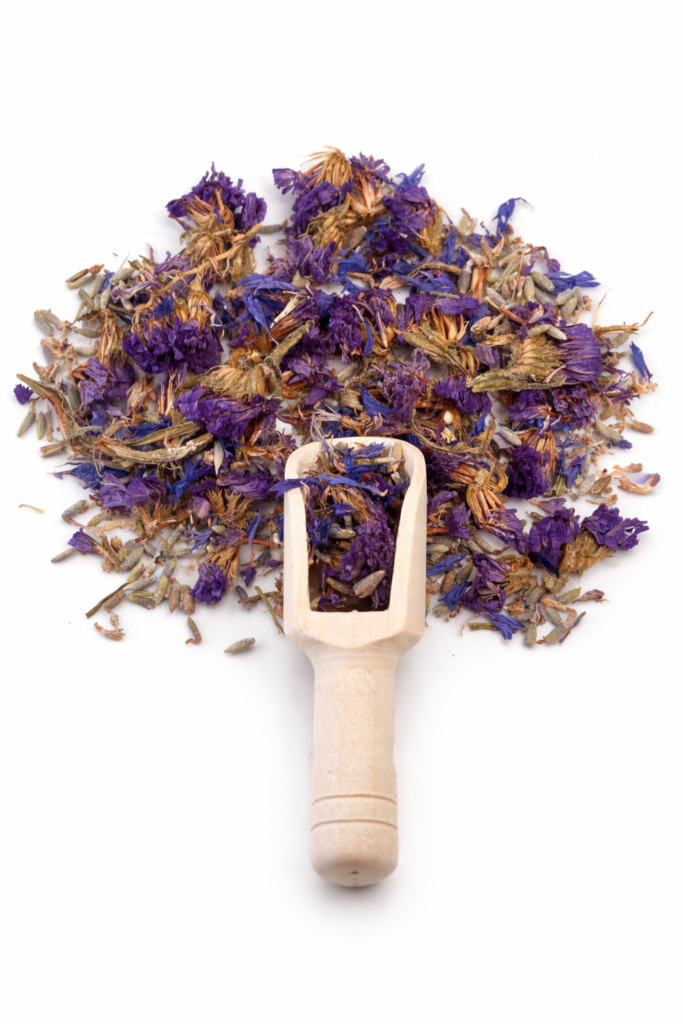 Mélange de fleurs séchées myosotis bleuet et lavande, prêt à être utilisé pour une infusion relaxante.