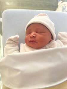 Nouveau-né paisiblement endormi, symbole de douceur et de parentalité