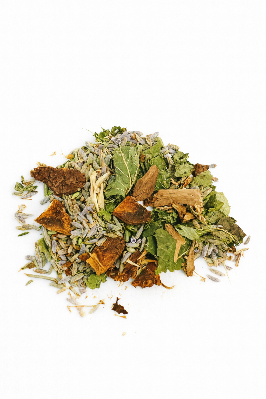 Mélange de plantes séchées pour infusion, composé de racine d’églantier, lavande, mélisse et badiane