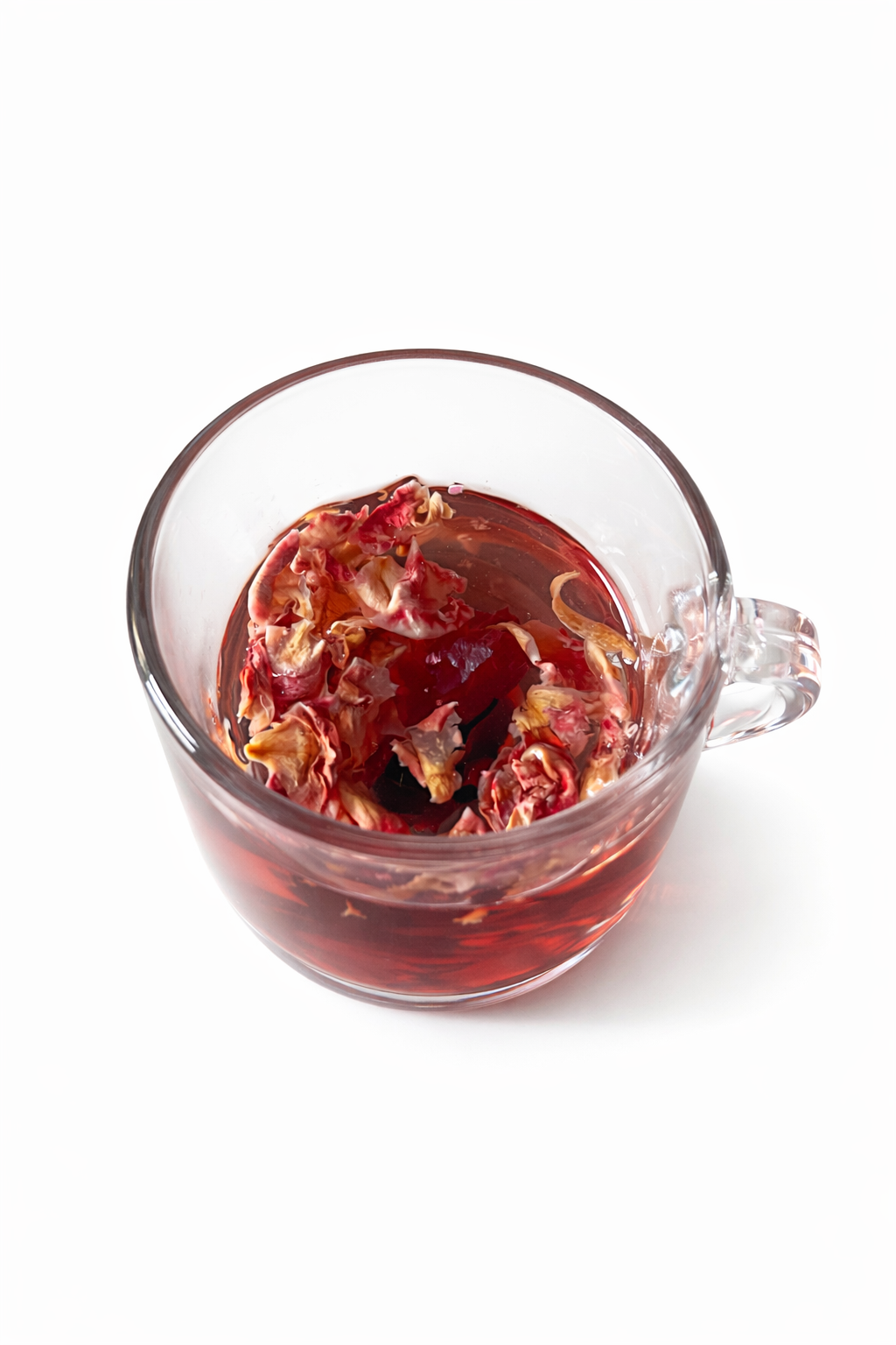 Tasse d’infusion contenant des petales de coquelicots séchés, de pétales de rose et de fleur d’oranger