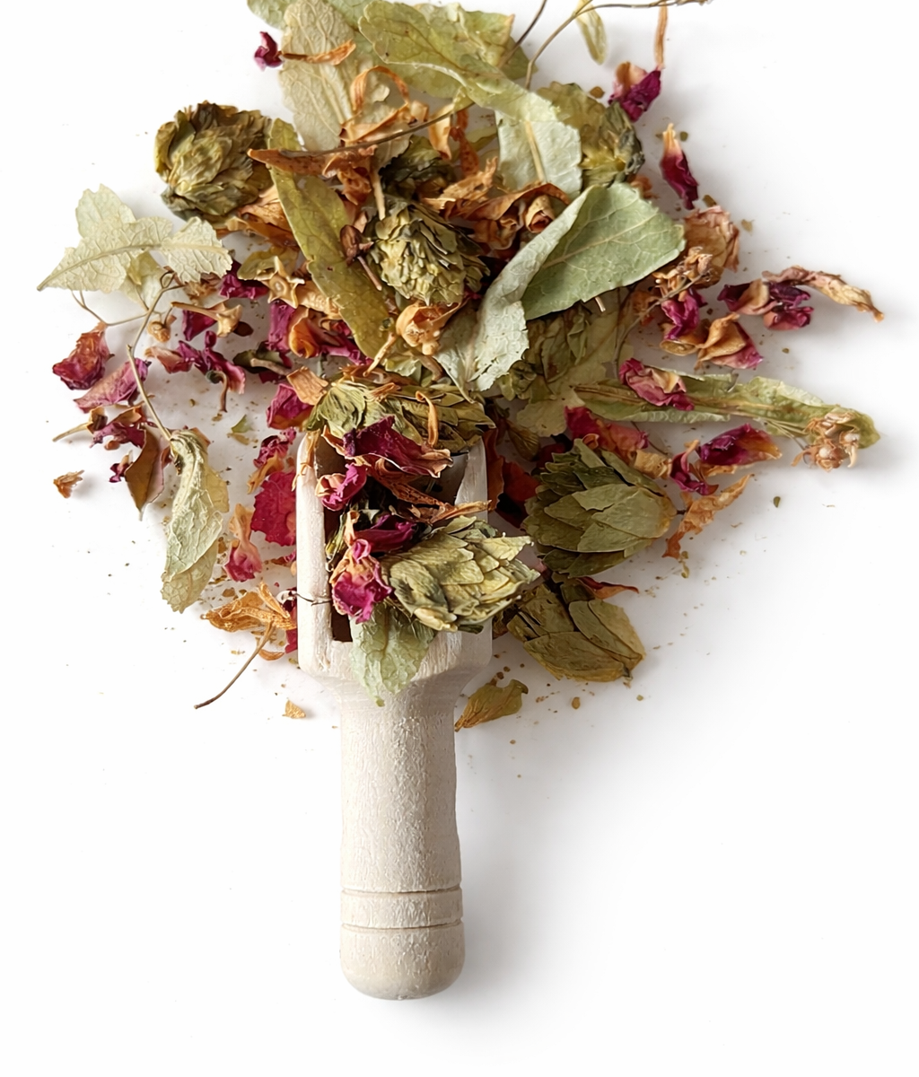 Infusion Velours Nocturne fleurs séchées houblon rose tilleul sur fond blanc.