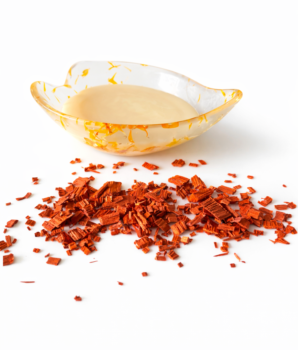 Fondant artisanal parfumé au bois de sental dans coupelle.