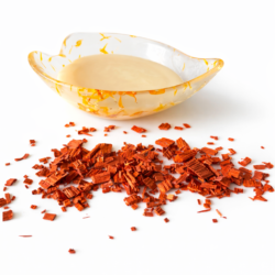 Fondant artisanal parfumé au bois de sental dans coupelle.