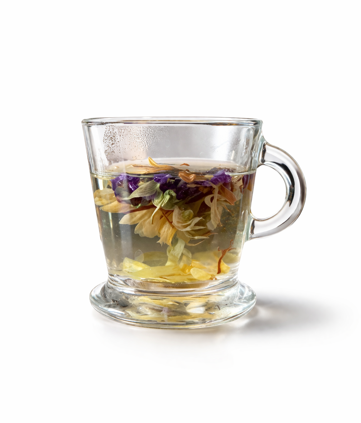 Infusion de fleurs séchées de mauve, Calendula et fleur d’oranger dans une tasse transparente