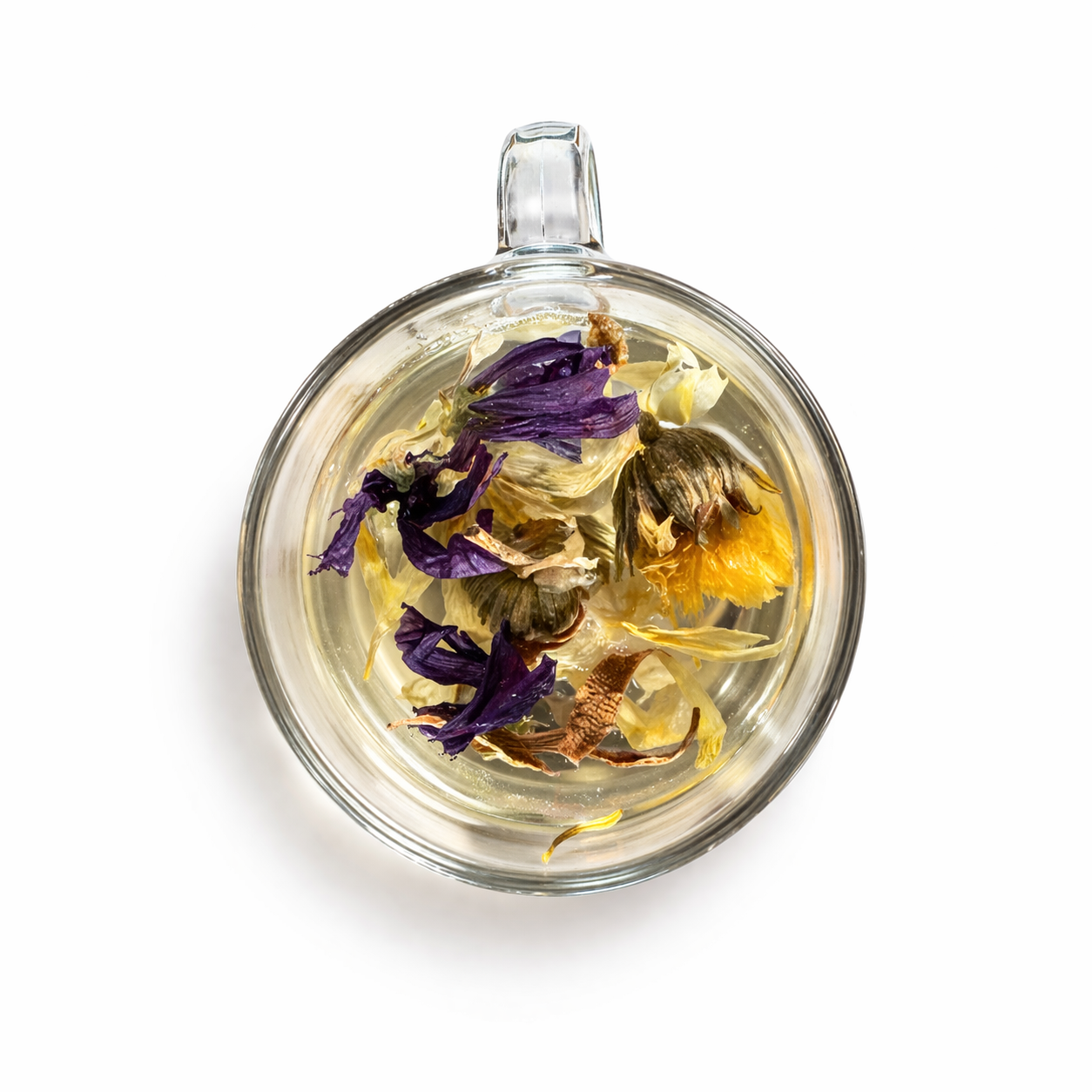 Infusion de fleurs séchées vu du dessus dans un verre transparent