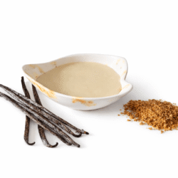 Fondant parfumé artisanal Origine Sacrée à la vanille, présenté dans une coupelle blanche avec gousses de vanille et sucre brun sur fond blanc.