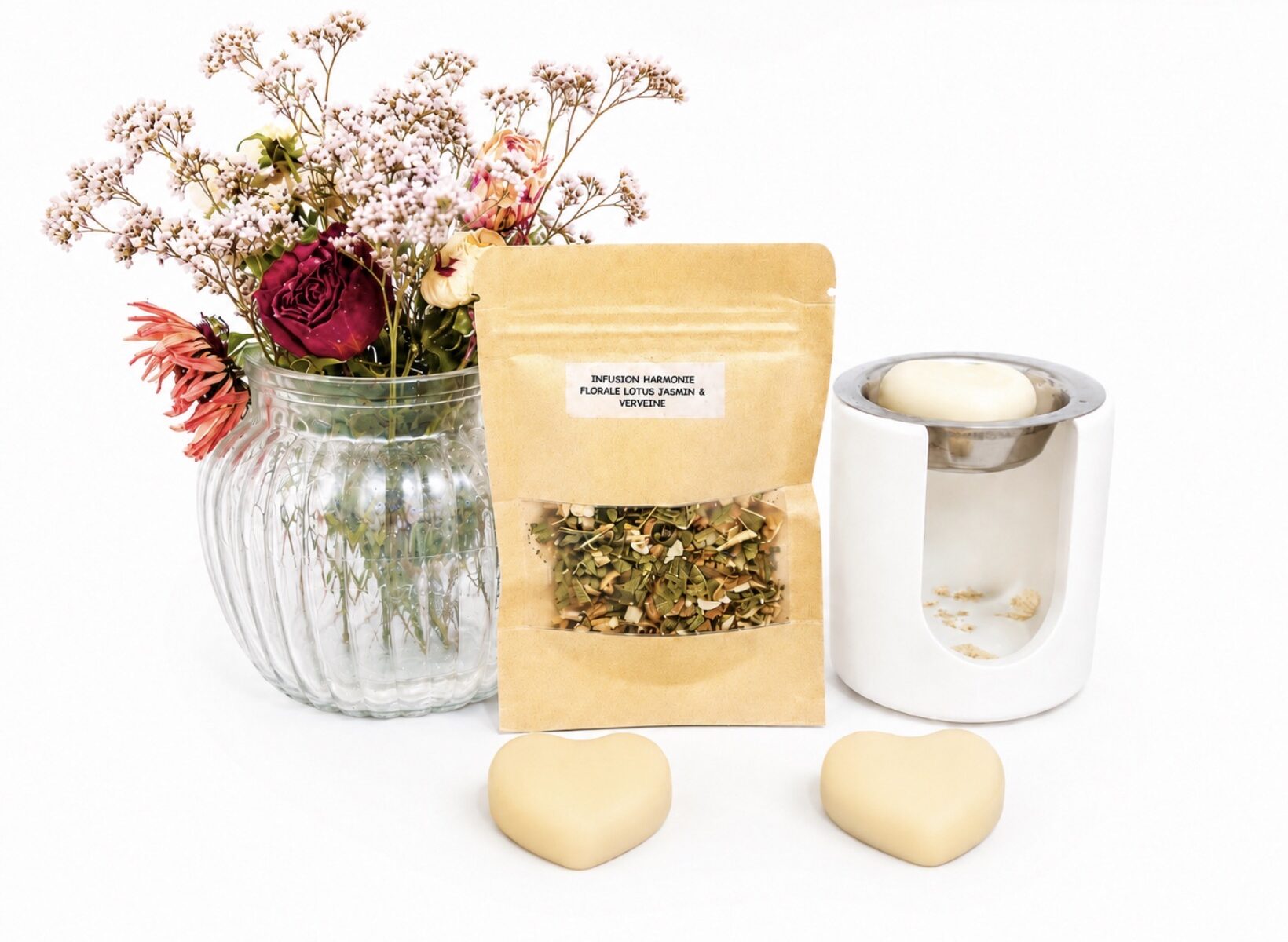 Coffret cadeau bien-être You-Zen avec infusion florale Lotus Jasmin Verveine, fondants parfumés en forme de cœur, brûleur artisanal et bouquet de fleurs sur fond blanc.