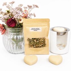 Coffret cadeau bien-être You-Zen avec infusion florale Lotus Jasmin Verveine, fondants parfumés en forme de cœur, brûleur artisanal et bouquet de fleurs sur fond blanc.