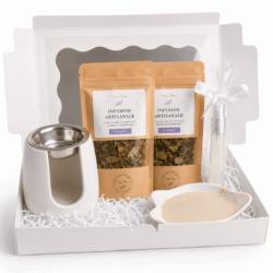 Coffret Sommeil You-Zen composé de deux infusions artisanales, d’une brume d’ambiance Lavande & Camomille, d’un brûleur blanc et d’un fondant parfumé. Présentation élégante en coffret cadeau blanc.