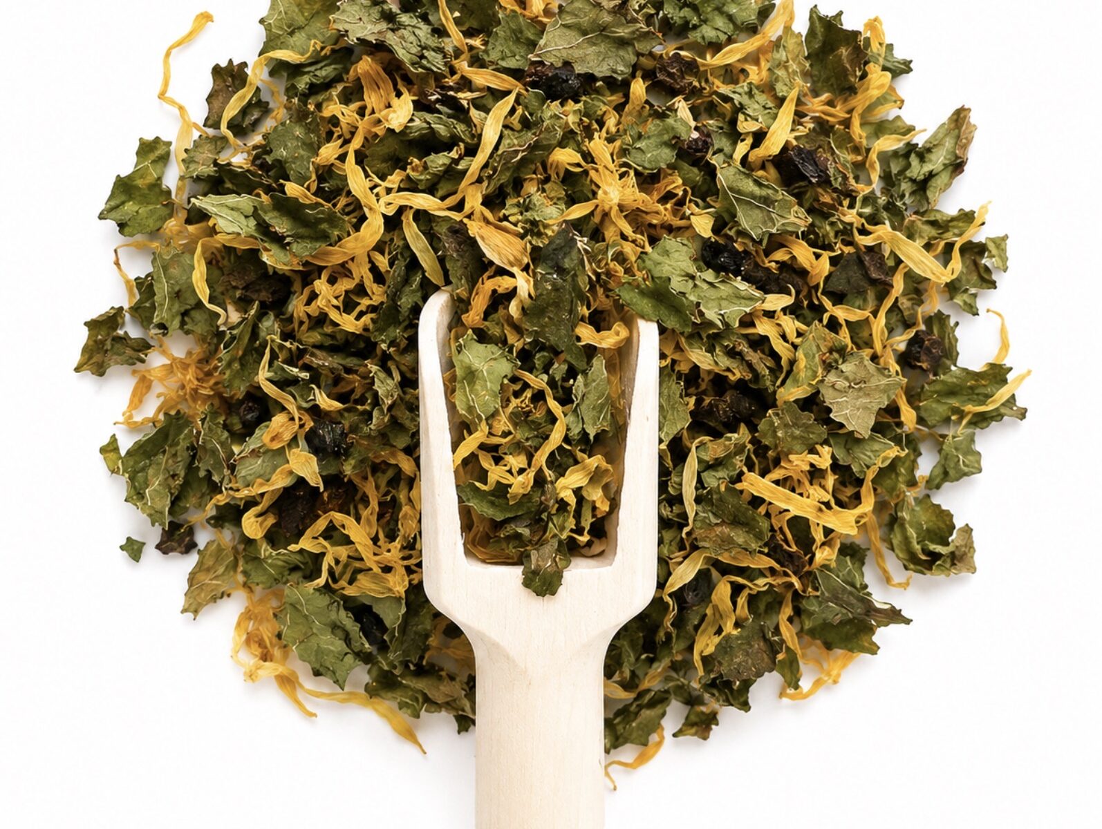 Infusion Pause Précieuse en vrac composée de mélisse, pétales de calendula et vanille sur fond blanc avec cuillère en bois.