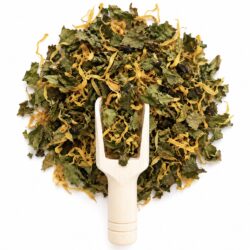 Infusion Pause Précieuse en vrac composée de mélisse, pétales de calendula et vanille sur fond blanc avec cuillère en bois.