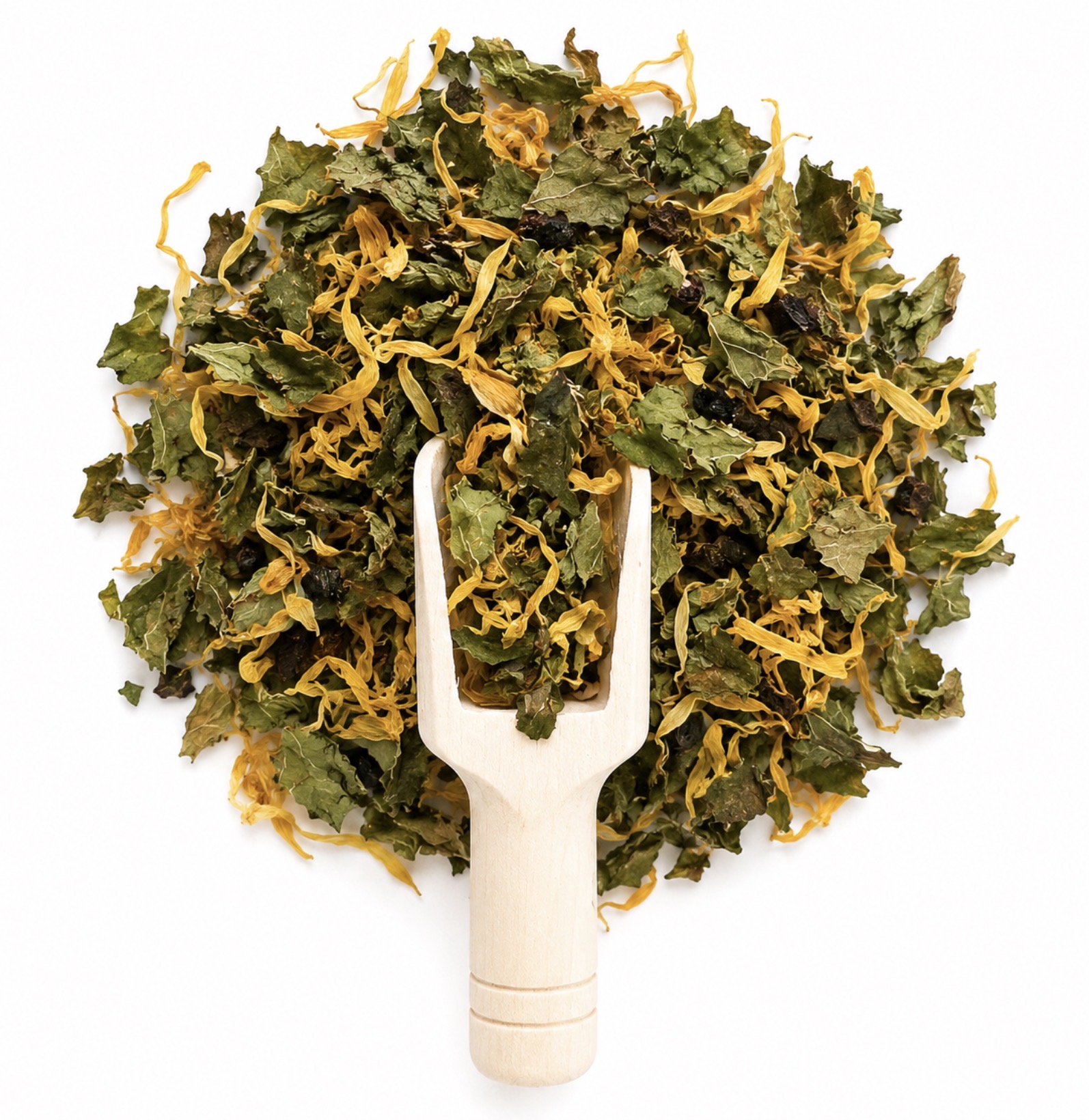 Infusion Pause Précieuse en vrac composée de mélisse, pétales de calendula et vanille sur fond blanc avec cuillère en bois.