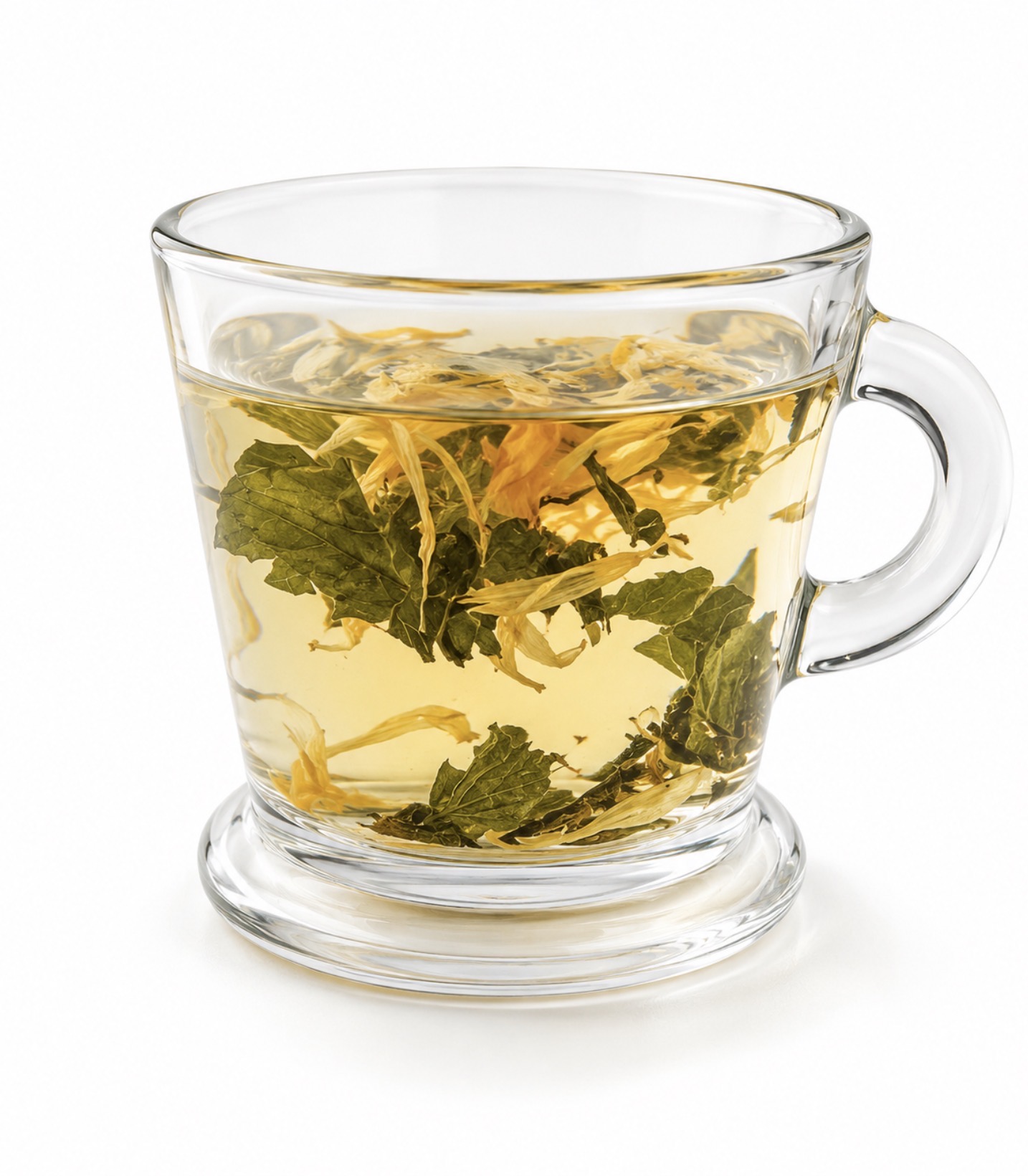 Tasse en verre contenant l’infusion Pause Précieuse à la mélisse, au calendula et à la vanille sur fond blanc.