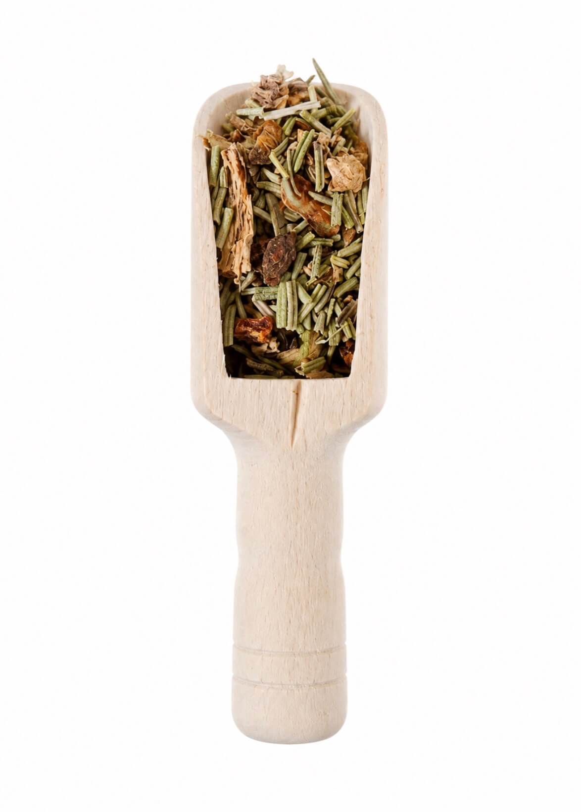 Infusion sans théine romarin gingembre orange douce présentée dans une cuillère en bois sur fond blanc.