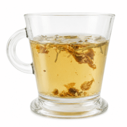 Infusion sans théine romarin gingembre orange douce dans une tasse en verre sur fond blanc.