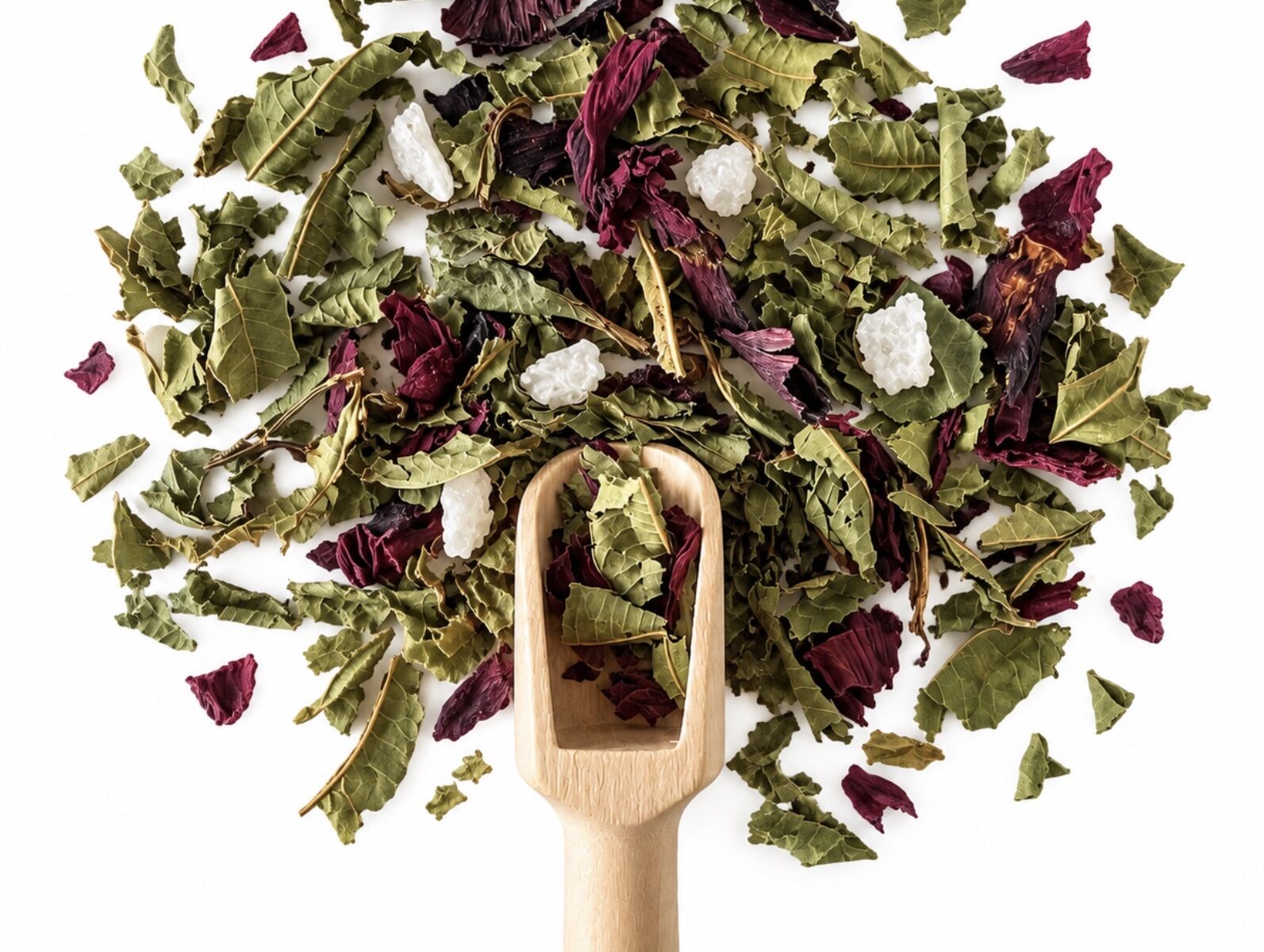 Infusion verveine coquelicot et aloe vera en vrac avec cuillère en bois sur fond blanc