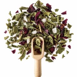 Infusion verveine coquelicot et aloe vera en vrac avec cuillère en bois sur fond blanc