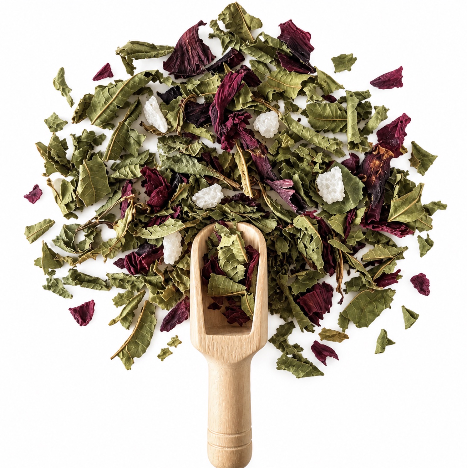 Infusion verveine coquelicot et aloe vera en vrac avec cuillère en bois sur fond blanc